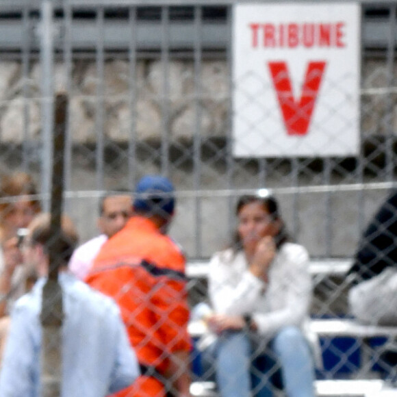 Gad Elmaleh et son fils Raphaël durant le 6eme Monaco E-Prix à Monaco, le 6 mai 2023. Nick Cassidy (Envision Racing) s’est imposé à Monaco devant le Néo-Zélandais Mitch Evans (Jaguar TCS Racing), arrivé second, et le Britannique Jake Dennis (Avalanche Andretti), 3eme. Nick Cassidy prend la tête du championnat. Le championnat de Formule E est une compétition automobile, organisée par la FIA, mettant en scène uniquement des monoplaces 100% électriques. Le premier E Grand Prix a eu lieu à Pekin en septembre 2014. © Bruno Bebert/Bestimage