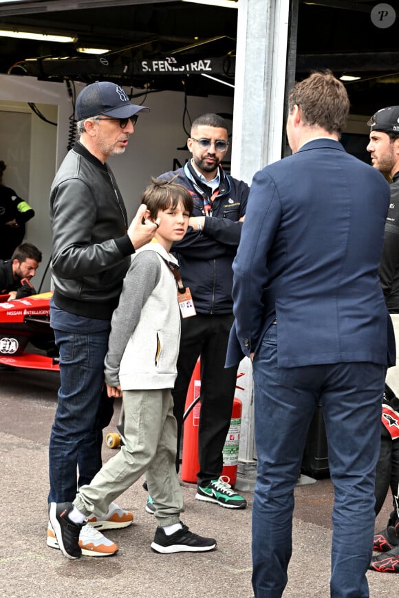 À l'occasion de la sortie le 10 juillet 2024, de "Moi, moche et méchant 4", Gad Elmaleh a accordé une interview à Télé-Loisirs dans laquelle il revient sur ses sources d'inspiration : ses fils. 
Gad Elmaleh et son fils Raphaël au stand Nissan durant le 6eme Monaco E-Prix à Monaco, le 6 mai 2023. © Bruno Bebert/Bestimage