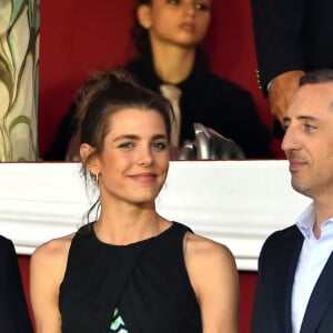 "Surtout le petit, il n'a pas sa langue dans sa poche, il dit les choses ouvertement et parfois, c'est un peu dur", a avoué l'humoriste.
Charlotte Casiraghi et Gad Elmaleh - Soirée de cloture du 20ème Jumping International de Monte-Carlo au Port Hercule de Monaco à Monte-Carlo, le 27 juin 2015. La compétition célèbre cette année un double anniversaire : les 20 ans du Jumping et les 10 ans du Longines Global Champions Tour.