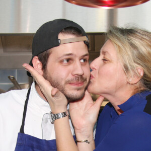 Exclusif - Alessandro Belmondo avec sa mère Luana Belmondo - Alessandro Belmondo, le fils de P. et L. Belmondo est chef cuisinier dans le nouveau restaurant "Il Cara Rosso" dont c'est l'inauguration ce jour, à Saint-Cloud le 31 janvier 2018. © Denis Guignebourg/Bestimage 