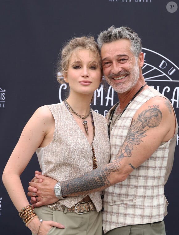 Stéphane Blancafort a aussi tourné dans "Plus belle la vie", Candice Renoir" ou encore "Ici tout commence".
Exclusif - Catherine Davydzenka et son compagnon Stéphane Blancafort - Photocall de la 3ème édition du Festival du Cinéma Français et de la Gastronomie d'Aix-les-Bains. Le 8 juin 2024 © Denis Guignebourg / Bestimage