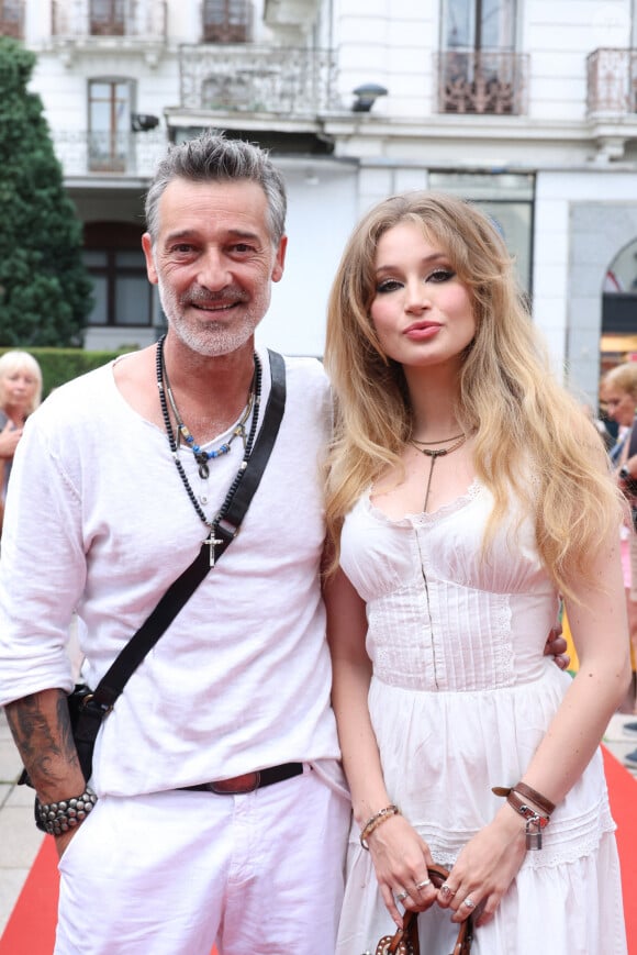 Une vie paisible loin de l'agitation des plateaux de tournage !
Exclusif - Catherine Davydzenka et son compagnon Stéphane Blancafort (Ici Tout commence) - Arrivées au photocall de la 3ème édition du Festival du Cinéma Français et de la Gastronomie d'Aix-les-Bains. Le 7 juin 2024 © Denis Guignebourg / Bestimage