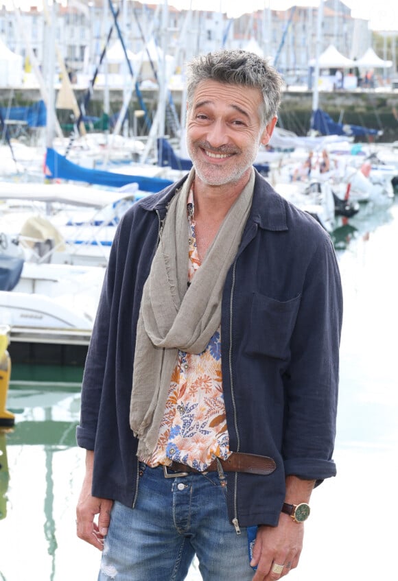 Il vit sur place, "au coeur de la forêt" avec les siens.
Stephane Blancafort au photocall de la série "Ici Tout Commence" lors de la 25ème édition du Festival de la fiction de la Rochelle, France, le 16 septembre 2023. © Denis Guignebourg/BestImage