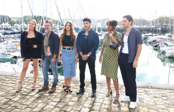 Aurélie Pons, Stéphane Blancafort, Zoï Sévérin, Janis Abrikh, Margaux Aguilar et Tom Darmon au photocall de la série "Ici Tout Commence" lors de la 25ème édition du Festival de la fiction de la Rochelle, France, le 16 septembre 2023. © Denis Guignebourg/BestImage