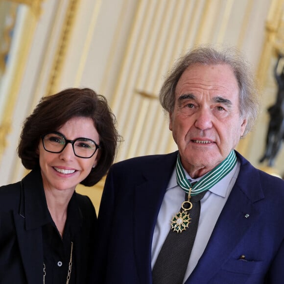 Oliver Stone a été élevé au rang de Commandeur de l'ordre des Arts et Lettres par la ministre de la Culture Rachida Dati à Paris