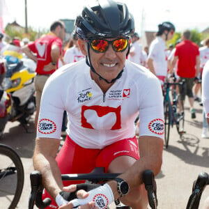 Exclusif - Paul Belmondo - Les personnalités se préparent à quelques instants du départ de l'étape du coeur de l'association Mécénat Chirurgie Cardiaque "MCC" lors du Tour de France 2024 à Nuits-Saint-Georges, France, le 5 juillet 2024. © Christophe Clovis/Bestimage