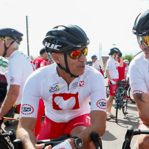 Exclusif - Paul Belmondo, Richard Virenque - Les personnalités se préparent à quelques instants du départ de l'étape du coeur de l'association Mécénat Chirurgie Cardiaque "MCC" lors du Tour de France 2024 à Nuits-Saint-Georges, France, le 5 juillet 2024. © Christophe Clovis/Bestimage