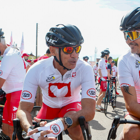 L'ancienne star du cyclisme, Richard Virenque était également de la partie
 
Exclusif - Paul Belmondo, Richard Virenque - Les personnalités se préparent à quelques instants du départ de l'étape du coeur de l'association Mécénat Chirurgie Cardiaque "MCC" lors du Tour de France 2024 à Nuits-Saint-Georges, France, le 5 juillet 2024. © Christophe Clovis/Bestimage