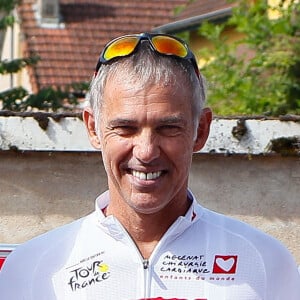 
Exclusif - Nelson Monfort, Amandine Petit (miss France), Paul Belmondo, Julien Lizeroux - Les personnalités se préparent à quelques instants du départ de l'étape du coeur de l'association Mécénat Chirurgie Cardiaque "MCC" lors du Tour de France à Nuits-Saint-Georges, France. © Christophe Clovis/Bestimage