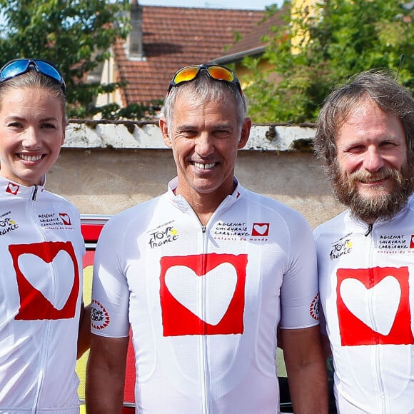 
Exclusif - Nelson Monfort, Amandine Petit (miss France), Paul Belmondo, Julien Lizeroux - Les personnalités se préparent à quelques instants du départ de l'étape du coeur de l'association Mécénat Chirurgie Cardiaque "MCC" lors du Tour de France à Nuits-Saint-Georges, France. © Christophe Clovis/Bestimage