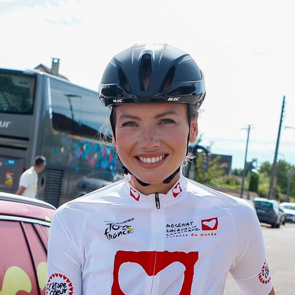 Exclusif - Amandine Petit (miss France 2021) - Les personnalités se préparent à quelques instants du départ de l'étape du coeur de l'association Mécénat Chirurgie Cardiaque "MCC" lors du Tour de France 2024 à Nuits-Saint-Georges, France, le 5 juillet 2024. © Christophe Clovis/Bestimage