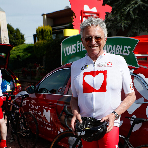 Exclusif - Nelson Monfort - Les personnalités se préparent à quelques instants du départ de l'étape du coeur de l'association Mécénat Chirurgie Cardiaque "MCC" lors du Tour de France 2024 à Nuits-Saint-Georges, France, le 5 juillet 2024. © Christophe Clovis/Bestimage