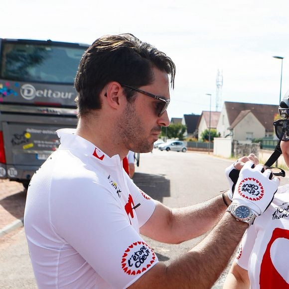 La danseuse Candice Pascal est venue avec son compagnon Quentin Loyer
 
Exclusif - Candice Pascal et son compagnon Quentin Loyer - Les personnalités se préparent à quelques instants du départ de l'étape du coeur de l'association Mécénat Chirurgie Cardiaque "MCC" lors du Tour de France 2024 à Nuits-Saint-Georges, France, le 5 juillet 2024. © Christophe Clovis/Bestimage