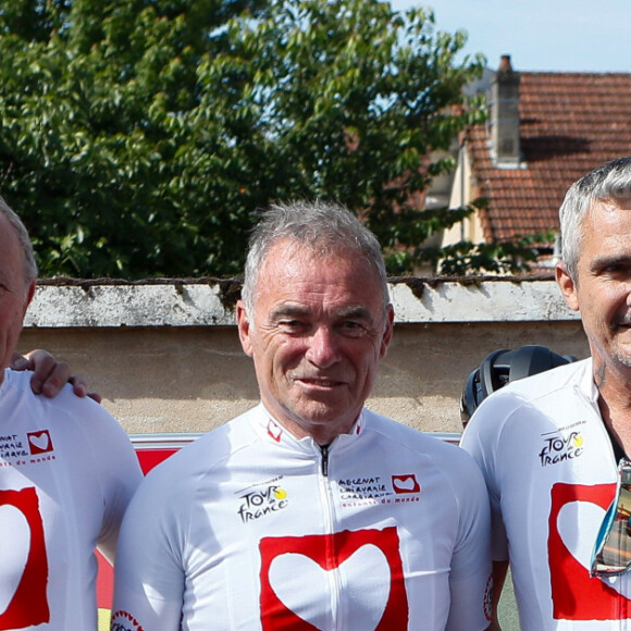 Exclusif - Les anciens coureurs cyclistes Cédric Vasseur, Roger Legeay, Bernard Hinault, Richard Virenque, Thomas Voeckler - Les personnalités se préparent à quelques instants du départ de l'étape du coeur de l'association Mécénat Chirurgie Cardiaque "MCC" lors du Tour de France 2024 à Nuits-Saint-Georges, France, le 5 juillet 2024. © Christophe Clovis/Bestimage