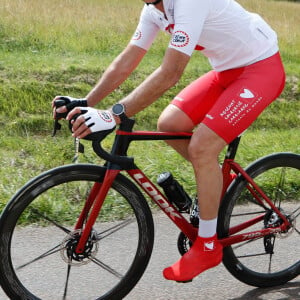 Exclusif - Paul Belmondo - Etape du coeur de l'association Mécénat Chirurgie Cardiaque "MCC" lors du Tour de France 2024 entre Nuits-Saint-Georges et Gevrey-Chambertin, France, le 5 juillet 2024 © Christophe Clovis/Bestimage 