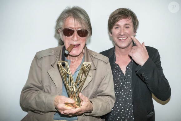 Face à l'animatrice Mireille Dumas, il explique : "Évidemment avec l'âge, je comprends tous les gens qui se sont mis au vert. Mon père n'a plus rien à Paris, c'est drôle."
Exclusif - Jacques Dutronc (Victoire d'honneur) avec son fils Thomas Dutronc en backstage lors la 37ème cérémonie des Victoires de la musique à la Seine musicale de Boulogne-Billancourt, le 11 février 2022. © Cyril Moreau / Tiziano Da Silva / Bestimage 