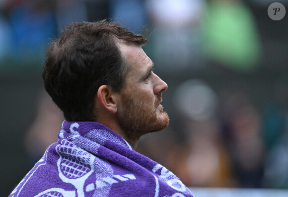 "Une incroyable carrière à Wimbledon s'achève. Tu peux être très fier Andy Murray. Au nom de nous tous, merci ! C" peut-on lire sur Twitter.
Sir Andy Murray fond en larmes à la fin de son dernier match pro au côté de son frère Jamie à Wimbledon. Ils affrontaient Rinky Hijikata et John Peers (7/6 - 6/4) lors du tournoi de Wimbledon. L'ancienne joueuse Sue Barker est venue lui rendre hommage sous le regard ému de sa famille au grand complet, ses parents, sa femme et ses enfants. 