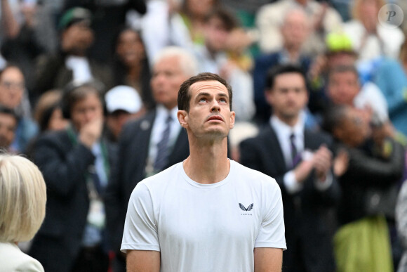 Le joueur de 37 ans a été contraint de quitter le court il y a quelques jours en raison d'une blessure au dos, au grand dam des supporters britanniques, avant de s'incliner aux côtés de son frère Jamie au premier tour du double messieurs.
Sir Andy Murray fond en larmes à la fin de son dernier match pro au côté de son frère Jamie à Wimbledon. Ils affrontaient Rinky Hijikata et John Peers (7/6 - 6/4) lors du tournoi de Wimbledon. L'ancienne joueuse Sue Barker est venue lui rendre hommage sous le regard ému de sa famille au grand complet, ses parents, sa femme et ses enfants. 