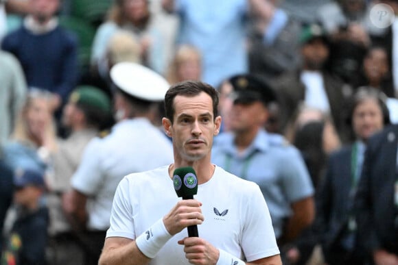 Après le match, il a donné une interview au cours de laquelle il a admis que c'était "très dur" pour lui de continuer à jouer.
Sir Andy Murray fond en larmes à la fin de son dernier match pro au côté de son frère Jamie à Wimbledon. Ils affrontaient Rinky Hijikata et John Peers (7/6 - 6/4) lors du tournoi de Wimbledon. L'ancienne joueuse Sue Barker est venue lui rendre hommage sous le regard ému de sa famille au grand complet, ses parents, sa femme et ses enfants. 