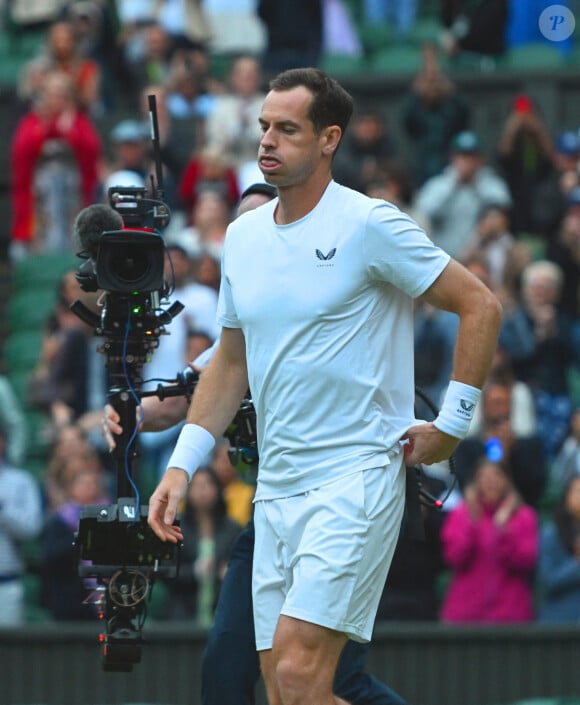 " C'est difficile. Je veux continuer à jouer, mais je ne peux pas"
Sir Andy Murray fond en larmes à la fin de son dernier match pro au côté de son frère Jamie à Wimbledon. Ils affrontaient Rinky Hijikata et John Peers (7/6 - 6/4) lors du tournoi de Wimbledon. L'ancienne joueuse Sue Barker est venue lui rendre hommage sous le regard ému de sa famille au grand complet, ses parents, sa femme et ses enfants.