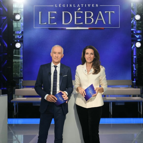 Les présentateurs Gilles Bouleau et Anne-Claire Coudray lors du débat télévisé entre J.Bardella, G.Attal et M.Bompard quelques jours avant le premier tour des élections législatives provoquées par la dissolution de l'Assemblée Nationale. Le 25 juin 2024. © Dimitar Dilkoff / Pool / Bestimage 