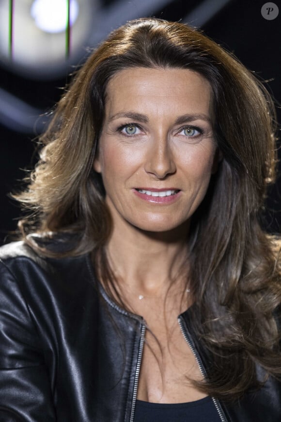 Exclusif - Anne-Claire Coudray - Backstage - Enregistrement de l'émission "La Chanson secrète 10" diffusée sur TF1 le 22 janvier 2022 © Jacovides-Moreau / Bestimage Après le succès des précédentes éditions, " La chanson secrète ", présentée par Nikos Aliagas et produite par DMLS TV, revient sur TF1. 8 artistes ne savent rien de ce qui va se passer pour eux ! Ils ont accepté de jouer le jeu, de se laisser totalement surprendre, émouvoir, parfois même déstabiliser car ils vont découvrir en même temps que les téléspectateurs une surprise : une chanson qui leur est chère revisitée et réinterprétée par un artiste. Des mises en scène spectaculaires au service de l'émotion... Et des émotions fortes pour l'artiste assis dans le fauteuil grâce à la venue sur le plateau de proches et d'invités inattendus. Les téléspectateurs seront aux premières loges pour vivre ces moments d'intimité musicale rare. 