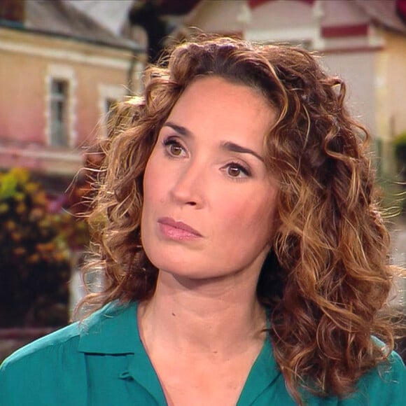 Marie-Sophie Lacarrau est la présentatrice attitrée du JT de 13h de TF1
Illustration du 1er journal de 13h présenté par Marie-Sophie Lacarrau et diffusé sur TF1 en direct