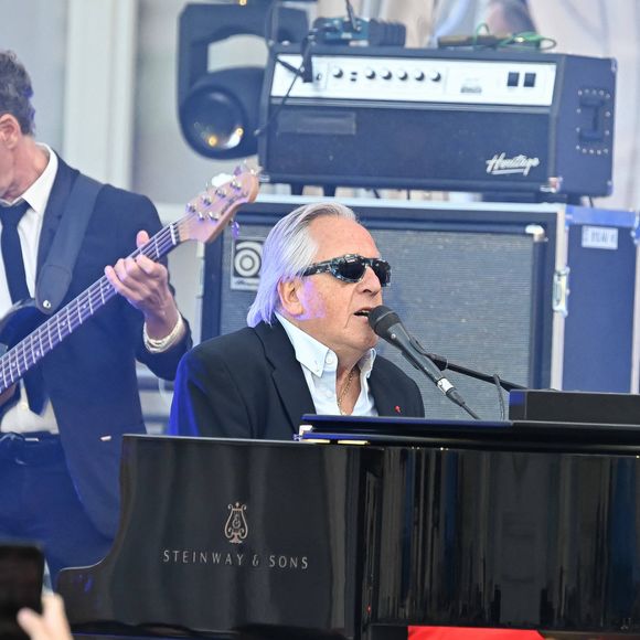 Récemment victime d'une chute lors d'un concert, Gilbert Montagné est revenu sur cet accident dans Le Parisien
Gilbert Montagné à l'occasion de la fête de la Musique dans la cour de l'Elysée à Paris