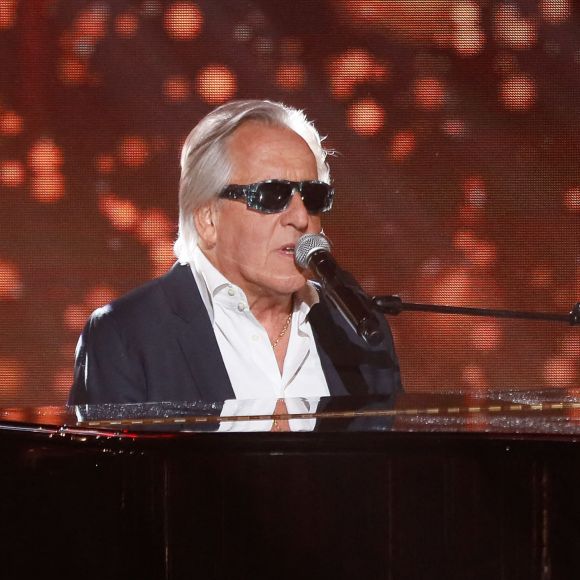 Gilbert Montagné chante son tube "Les sunlights des tropiques" pendant l'émission "M6 sur son 31", diffusée le 31 décembre sur M6