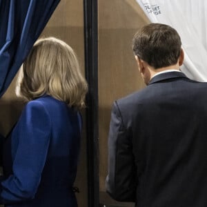 Comme lors de la semaine précédente, ils sont venus accomplir leur devoir de citoyen
Emmanuel Macron, président de la République Française, et la Première dame Brigitte Macron, votent pour le deuxième tour des élections législatives au Touquet, le 7 juillet 2024. © Eliot Blondet/Pool/Bestimage 