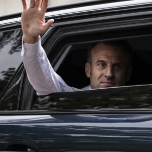 Emmanuel Macron, président de la République Française, et la Première dame Brigitte Macron, à la sortie du bureau de vote lors du deuxième tour des élections législatives au Touquet, ke 7 juillet 2024. © Eliot Blondet/Pool/Bestimage 