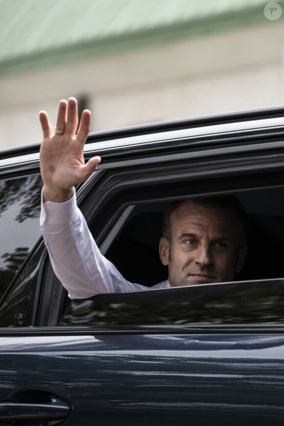 Emmanuel Macron, président de la République Française, et la Première dame Brigitte Macron, à la sortie du bureau de vote lors du deuxième tour des élections législatives au Touquet, ke 7 juillet 2024. © Eliot Blondet/Pool/Bestimage 