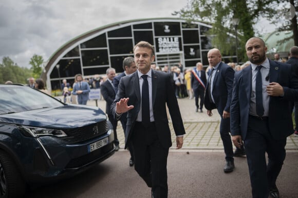 Emmanuel Macron, président de la République Française, et la Première dame Brigitte Macron, à la sortie du bureau de vote lors du deuxième tour des élections législatives au Touquet, ke 7 juillet 2024. © Eliot Blondet/Pool/Bestimage 