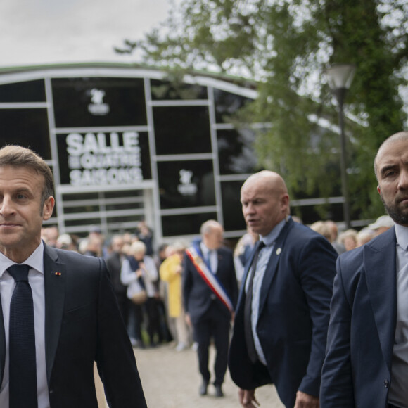 Emmanuel Macron, président de la République Française, et la Première dame Brigitte Macron, à la sortie du bureau de vote lors du deuxième tour des élections législatives au Touquet, ke 7 juillet 2024. © Eliot Blondet/Pool/Bestimage 