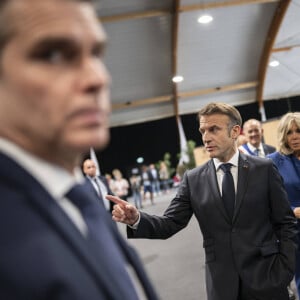 Emmanuel Macron, président de la République Française, et la Première dame Brigitte Macron, votent pour le deuxième tour des élections législatives au Touquet, le 7 juillet 2024. © Eliot Blondet/Pool/Bestimage 