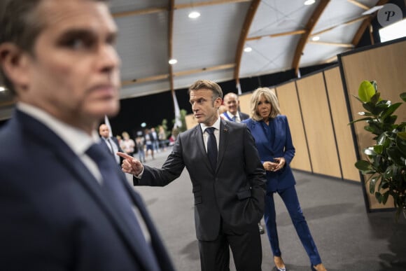 Emmanuel Macron, président de la République Française, et la Première dame Brigitte Macron, votent pour le deuxième tour des élections législatives au Touquet, le 7 juillet 2024. © Eliot Blondet/Pool/Bestimage 