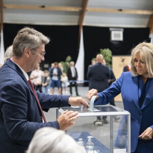 Emmanuel Macron, président de la République Française, et la Première dame Brigitte Macron, votent pour le deuxième tour des élections législatives au Touquet, le 7 juillet 2024. © Eliot Blondet/Pool/Bestimage