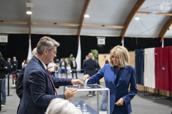 Emmanuel Macron, président de la République Française, et la Première dame Brigitte Macron, votent pour le deuxième tour des élections législatives au Touquet, le 7 juillet 2024. © Eliot Blondet/Pool/Bestimage