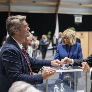 Emmanuel Macron, président de la République Française, et la Première dame Brigitte Macron, votent pour le deuxième tour des élections législatives au Touquet, le 7 juillet 2024. © Eliot Blondet/Pool/Bestimage