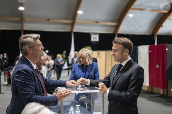 Emmanuel Macron, président de la République Française, et la Première dame Brigitte Macron, votent pour le deuxième tour des élections législatives au Touquet, le 7 juillet 2024. © Eliot Blondet/Pool/Bestimage