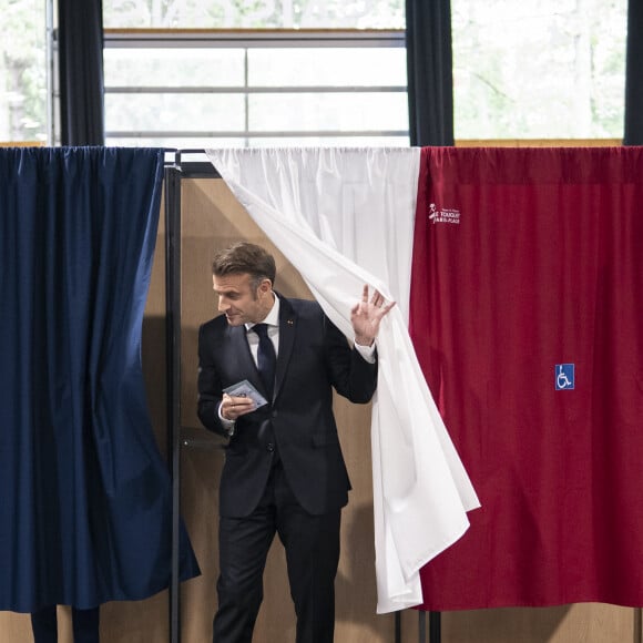 Emmanuel Macron, président de la République Française, et la Première dame Brigitte Macron, votent pour le deuxième tour des élections législatives au Touquet, le 7 juillet 2024. © Eliot Blondet/Pool/Bestimage