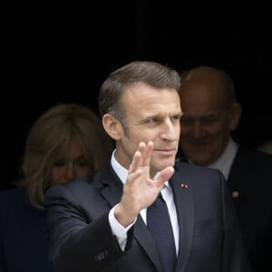 Emmanuel Macron, président de la République Française, et la Première dame Brigitte Macron, à la sortie du bureau de vote lors du deuxième tour des élections législatives au Touquet, ke 7 juillet 2024. © Eliot Blondet/Pool/Bestimage