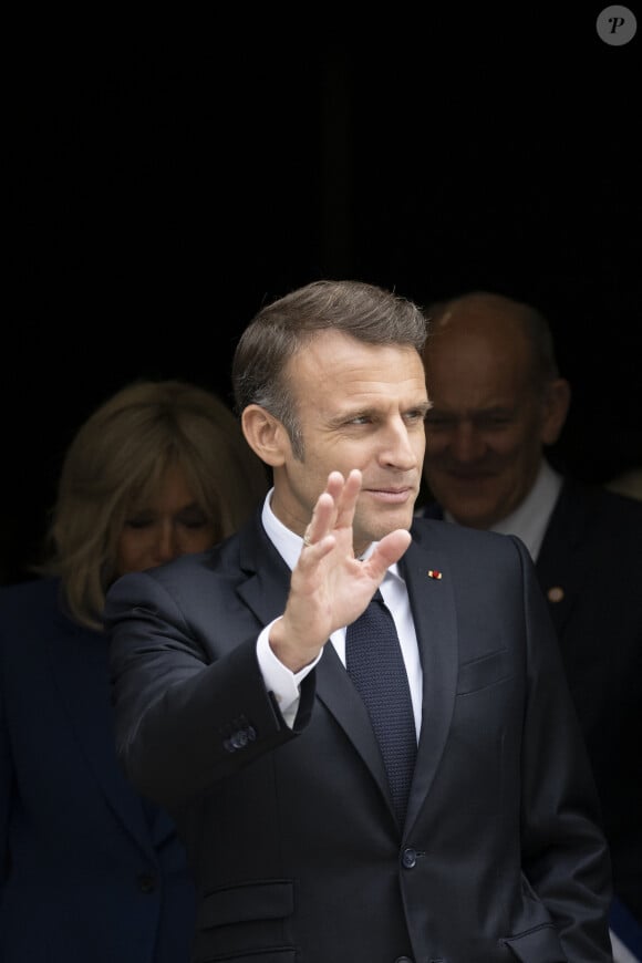 Emmanuel Macron, président de la République Française, et la Première dame Brigitte Macron, à la sortie du bureau de vote lors du deuxième tour des élections législatives au Touquet, ke 7 juillet 2024. © Eliot Blondet/Pool/Bestimage