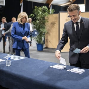 Emmanuel Macron, président de la République Française, et la Première dame Brigitte Macron, votent pour le deuxième tour des élections législatives au Touquet, le 7 juillet 2024. © Eliot Blondet/Pool/Bestimage 