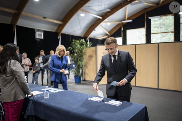 Emmanuel Macron, président de la République Française, et la Première dame Brigitte Macron, votent pour le deuxième tour des élections législatives au Touquet, le 7 juillet 2024. © Eliot Blondet/Pool/Bestimage 