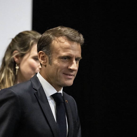 Emmanuel Macron, président de la République Française, et la Première dame Brigitte Macron, votent pour le deuxième tour des élections législatives au Touquet, le 7 juillet 2024. © Eliot Blondet/Pool/Bestimage 