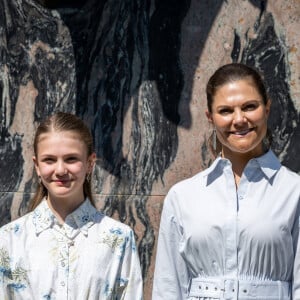 La princesse Victoria et la princesse Estelle de Suède lors de l'inauguration de la sculpture de Giuseppe Penone dans le jardin de Kungliga Djurgarden à Stockholm, Suède, 30 mai 2024. © Dana Press/Bestimage