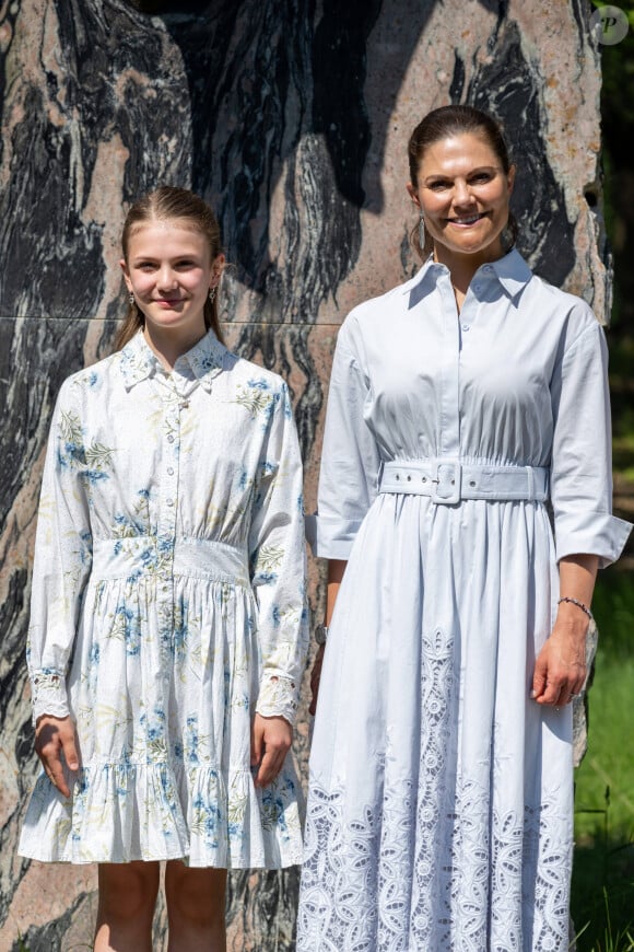 La princesse Victoria et la princesse Estelle de Suède lors de l'inauguration de la sculpture de Giuseppe Penone dans le jardin de Kungliga Djurgarden à Stockholm, Suède, 30 mai 2024. © Dana Press/Bestimage