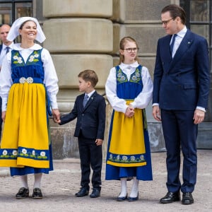 Selon nos confrères de "Point de Vue" qui ont fait un reportage sur la santé mentale des altesses royales, paru en octobre 2022, Victoria de Suède a été anorexique lorsqu'elle avait 20 ans.
La princesse Victoria, Le prince Daniel de Suède, leurs enfants La princesse Estelle et le prince Oscar de Suède lancent la "Journée portes ouvertes des châteaux" au Palais Royal de Stockholm lors de la Fête Nationale, le 6 juin 2022. 