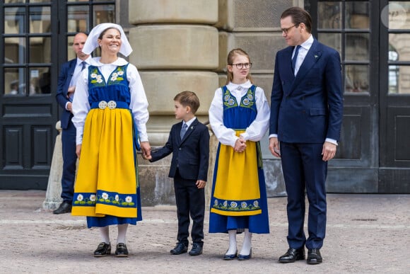 Selon nos confrères de "Point de Vue" qui ont fait un reportage sur la santé mentale des altesses royales, paru en octobre 2022, Victoria de Suède a été anorexique lorsqu'elle avait 20 ans.
La princesse Victoria, Le prince Daniel de Suède, leurs enfants La princesse Estelle et le prince Oscar de Suède lancent la "Journée portes ouvertes des châteaux" au Palais Royal de Stockholm lors de la Fête Nationale, le 6 juin 2022. 